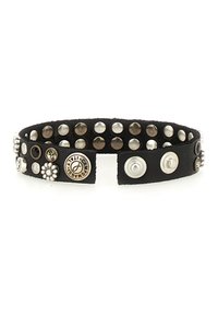 Braccialetto in pelle nera con borchie metalliche, gemme e hardware decorativo. Chiusura a pressione regolabile con texture e finiture varie.