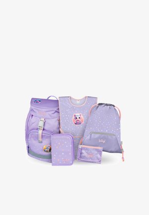 Lavendelfarbenes Kinder-Rucksack-Set mit katzenmotiv Lätzchen, Turnbeutel, Federmäppchen und Geldbörse, alle mit pastellfarbenen Punkten und rosa Einfassung.