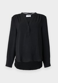 Blusa negra de manga larga con un corte suelto, cierre frontal de botones y una sutil textura en la tela, que presenta un dobladillo redondeado.