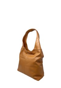 Tan skórzana torba na ramię z zakrzywionym uchwytem, charakteryzująca się gładką teksturą, miękką strukturą oraz widocznymi detalami szwów.