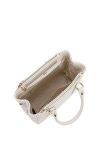 Borsa in pelle beige con hardware dorato, chiusura con zip e interno foderato che mostra una tasca e un ampio scomparto.