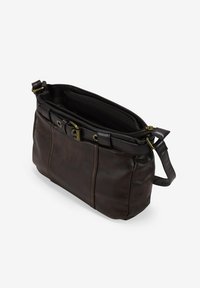 Bolso de mano de cuero marrón con superficie texturizada, que cuenta con un cierre de cremallera, correa ajustable y costuras decorativas en la parte delantera.