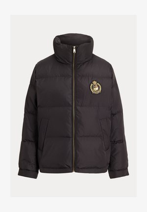 Crna pufer jakna s visokim ovratnikom, zlatnim patentnim zatvaračem, izvezenim logotipom na prsima i strukturiranim prošivenim dizajnom s bočnim džepovima.