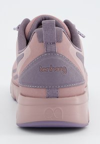 Rosa und lila Sportschuh mit einem strukturierten Stoffoberteil, gepolstertem Kragen, verstärktem Heel und einer Gummisohle. Branding auf der Fersenschlaufe.
