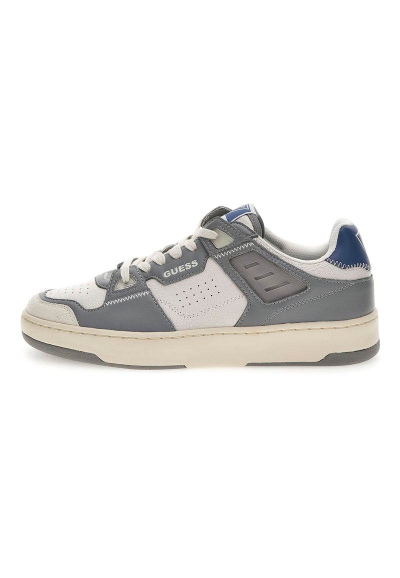 Adidași gri și albaștri cu un superior din piele texturată și suede, perforații pentru respirabilitate, accente albastre contrastante și talpă din cauciuc.