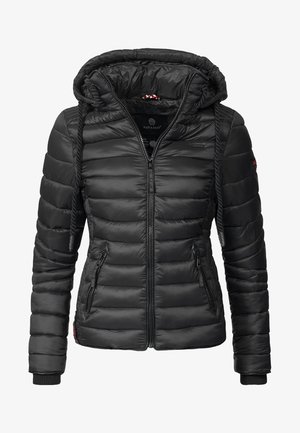 Giubbotto puffer nero con cappuccio, caratterizzato da sezioni trapuntate, una cerniera centrale e due tasche laterali con zip. Materiale in nylon testurizzato.