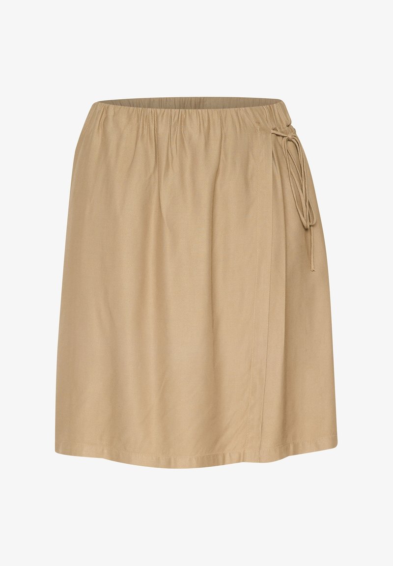 Jupe beige clair, arrivant au genou, fabriquée en tissu doux avec une taille élastique et un cordon de serrage pour un ajustement réglable. Texture lisse.