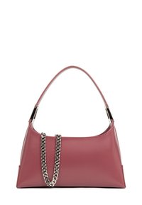 Roze leren handtas met een gestructureerde vorm, dunne schouderband en een zilveren kettingaccent. Gladde textuur, minimalistisch design.