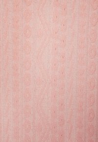 Strukturiertem Stoff in zartem Pink, mit einem Muster aus erhabenen Kreisen und geschwungenen Linien. Das Material wirkt plüschig mit einer glatten Oberfläche.