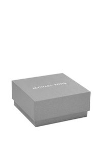 Scatola rettangolare grigia con una superficie testurizzata, con il logo stampato in rilievo "MICHAEL KORS" in bianco sulla parte superiore.