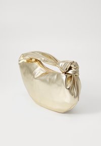 Metallisk guldtaske med rund form, blød tekstur og et håndtag med knude. Lynlåslukning langs øverste kant for nem adgang.