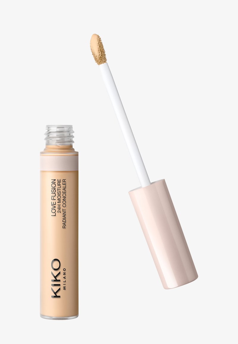Tube de correcteur avec applicateur montrant un correcteur liquide beige, étiqueté "Love Fusion 24H Moisture Radiant Concealer" de KIKO Milano.