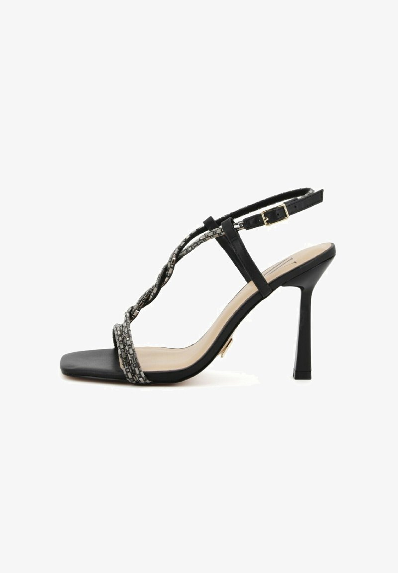 Sandal con tacco alto nero, con una piattaforma liscia, una fascetta per le dita testurizzata e una sottile cinghia alla caviglia con un dettaglio in oro per la fibbia.