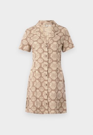 Robe chemise à manches courtes en tissu marron avec un motif floral crème sur l'ensemble, dotée d'un col et d'une conception à boutonnières sur le devant.
