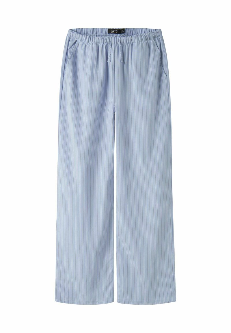 Pantalons larges bleu clair avec des rayures verticales blanches. Comprend une taille élastique et des poches latérales. Tissu lisse avec une coupe décontractée.