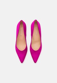 Scarpe con tacco alto fucsia con finitura satinata liscia, punta affilata e design a scollatura bassa. Nome del marchio stampato in argento sulla soletta.