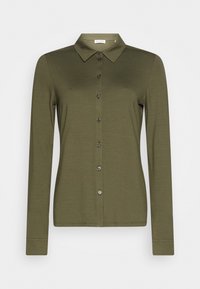 Cárdigan de manga larga en color verde oliva con cuello puntiagudo y cierre delantero de botones. Tejido suave con una textura lisa y un brillo sutil.