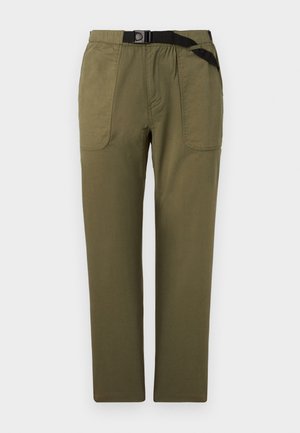 Olivengrønne bukser med rette ben, store fremre lappelommer og et integrert svart justerbart belte i livet.
