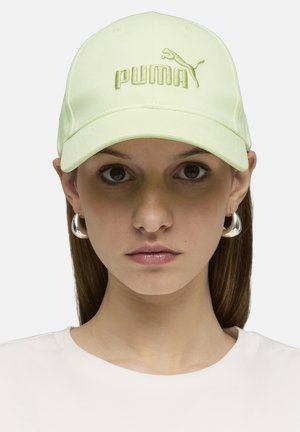 Jasnozielona czapka z daszkiem z wyszywanym logo "PUMA" i grafiką pumy, z zakrzywionym daszkiem i gładką tkaniną.