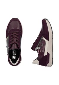 Paire de baskets en cuir et suède bordeaux avec des accents crème, des lacets, une fermeture éclair latérale et une semelle en caoutchouc à motifs, vues de dessus et de côté.