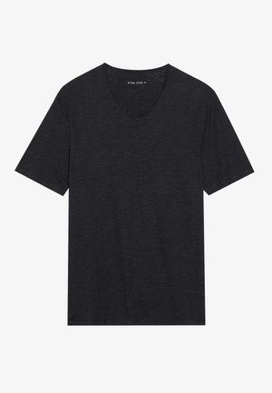 Zwarte V-hals t-shirt gemaakt van lichte stof. Korte mouwen, ontspannen fit en subtiele textuur. Geen zichtbare patronen of hardwaredetails.