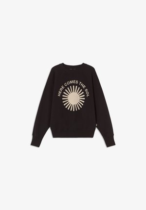 Schwarzer Sweatshirt mit langen Ärmeln, das ein cremefarbenes Sonnendesign und den Text "HIER KOMMT DIE SONNE" in einer kreisförmigen Anordnung zeigt.