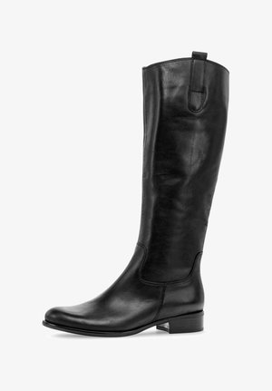 Bota de cuero hasta la rodilla en negro, con punta redonda, textura suave, tacón bajo y un tirador en la parte superior. Diseño simple y elegante.
