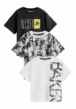 Tre t-shirts med korte ærmer med palmetrædesigns og teksten "Baker by Ted Baker" i sort, hvid og blandede sort-hvide mønstre.