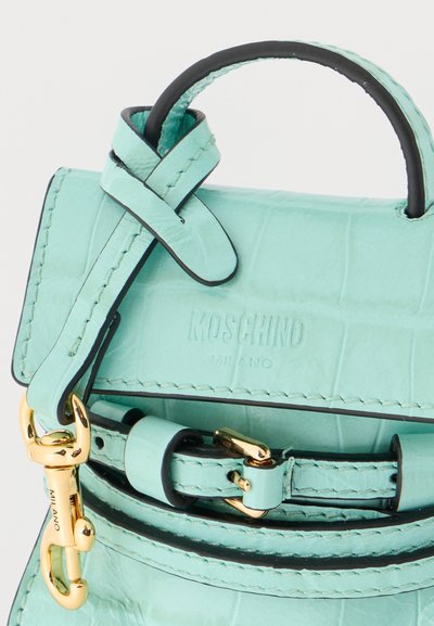 Τσάντα Moschino από δερμάτινο με υφή σε μέντα πράσινο, με κορυφαία λαβή, πόρπη και κλείσιμο σε χρυσό τόνο με χάραξη Milano.