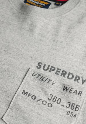 Grijze sweatshirt met een gestructureerde stof, geribbelde halslijn en een voorzak met bedrukte 'SUPERDRY', 'UTILITY WEAR' en productiedetails.