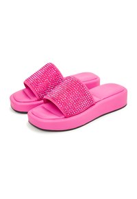 Roze platform slide sandalen met een brede band versierd met meerkleurige rhinestones. Gladde textuur op de band en een gevoerde voetbed.