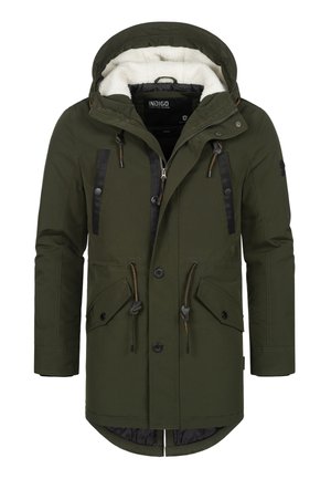 Olivgrüne Parkajacke mit gefütterter Kapuze, Reißverschluss- und Knopfverschluss, mehreren Taschen und kontrastierenden schwarzen Akzenten auf der Vorderseite.