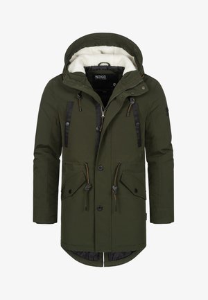 Olivi vihreä parka-takki, jossa on fleecevuorattu huppu, vetoketju- ja nappikiinnitys, useita taskuja sekä kontrastivärisiä mustia yksityiskohtia edessä.