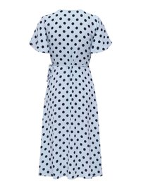 Lyseblå midikjole med korte ermer, svarte polkaprikker og belte som knytes i siden, vist bakfra.