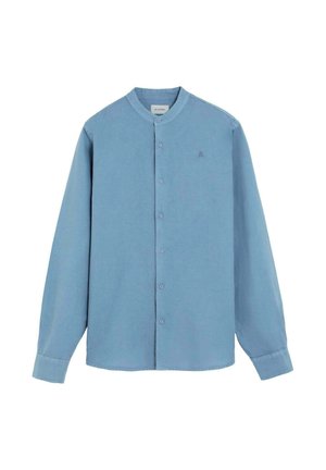 Camisa de manga larga azul claro con cuello mandarín, cierre de botones en la parte delantera y un logotipo sutil en el pecho izquierdo.