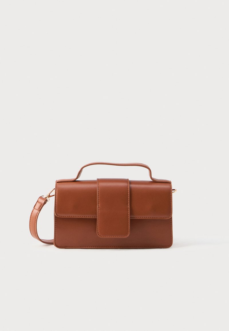 Bolsa de mão de couro castanho com um design estruturado, forma retangular, alça superior e uma alça destacável. Apresenta um fecho de aba na parte da frente.
