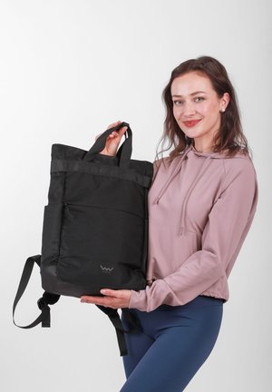 Schwarzer Stoffrucksack mit zwei oberen Tragegriffen und verstellbaren Tragegurten. Verfügt über eine zipbare Fronttasche und ein Logo-Detail an der Unterseite.