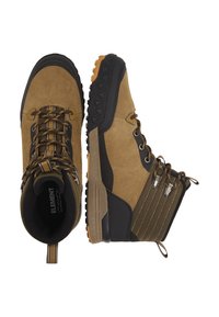 Bruine suède en synthetische wandelschoenen met zwarte accenten, uitgerust met stevige veterhaken, een geprofileerde zool en een gevoerde kraag voor extra ondersteuning.