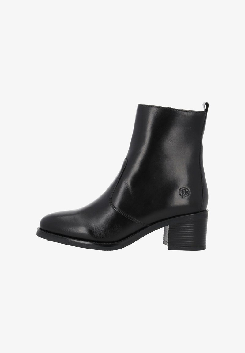 Botín negro de cuero hasta el tobillo con punta redonda, textura suave y tacón apilado. Presenta un logotipo en el costado y una lengüeta en la parte posterior.