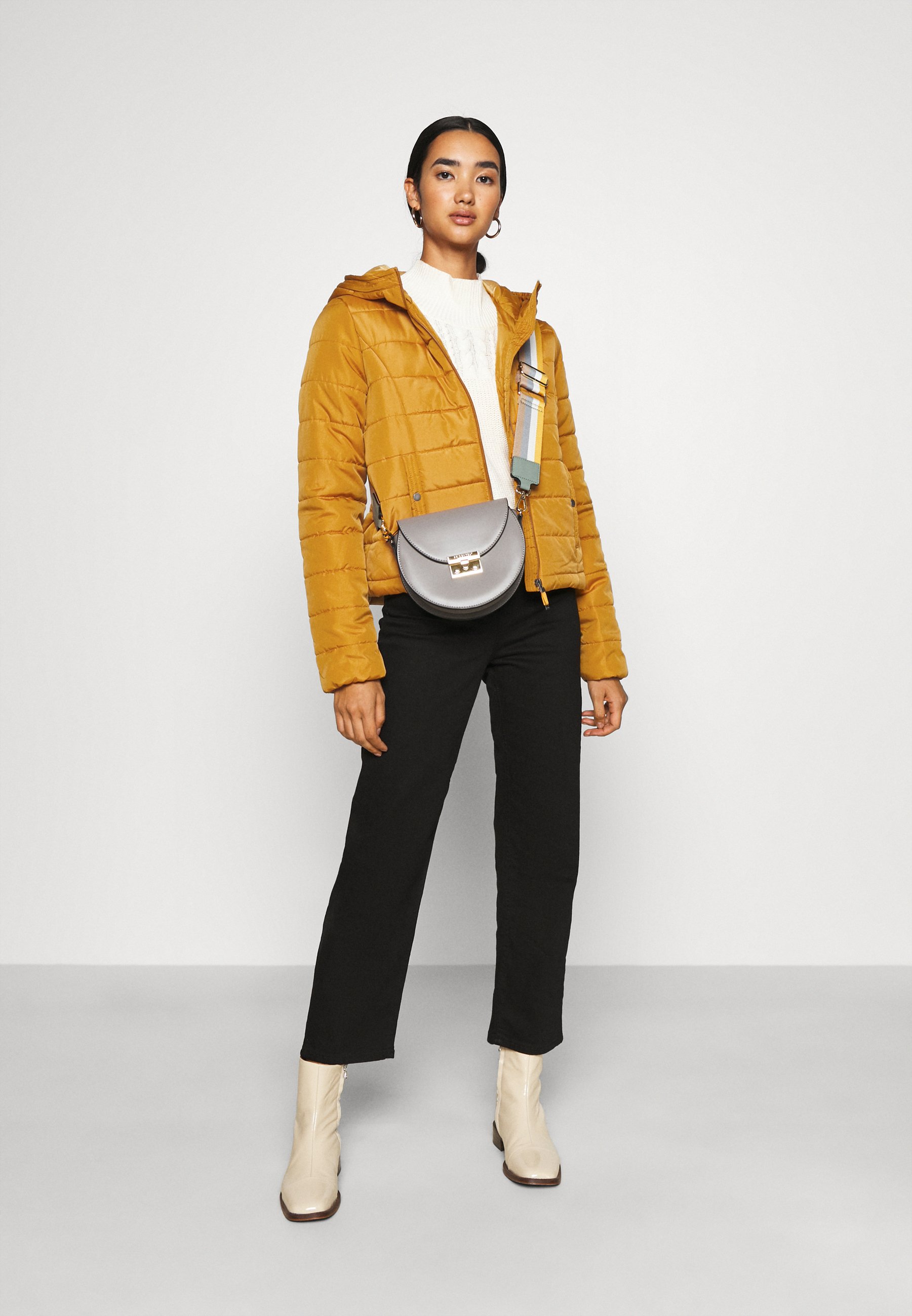 VMSIMONE HOODY SHORT JACKET Lett jakke buckthorn brown VMSIMONE HOODY SHORT JACKET Lett jakke buckthorn brown