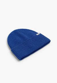 Gorro azul de punto con textura acanalada, puño doblado y una pequeña etiqueta en el lateral. Material de mezcla de lana suave, diseño cálido.