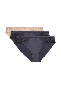 Drie paren damesondergoed: één beige, twee marineblauwe met stippen en bloeiende kanten rand. Elk heeft een strikaccent bij de tailleband.