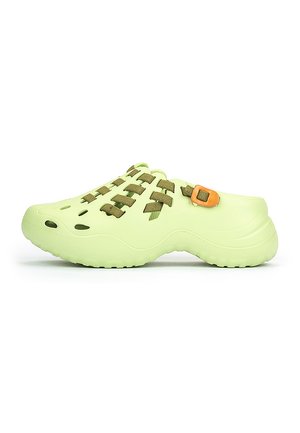 Sabots vert clair avec un design à bout ouvert, dotés d'une sangle tressée en vert olive et d'une boucle d'accent orange sur le côté.