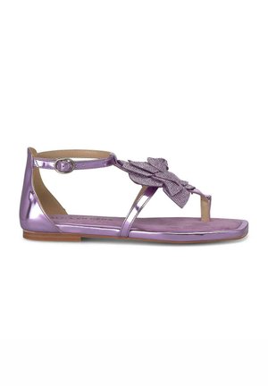 Sandali metallici viola con dettaglio a fiocco, suola piatta, cinturino regolabile alla caviglia e design open toe. Texture liscia con una finitura lucida.