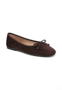Ballerine in suede marrone con punta arrotondata, bordino elastico e dettaglio a fiocco nella parte anteriore. Suola piatta per un comfort ottimale.