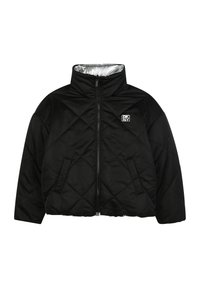 Czarna pikowana kurtka z wysokim kołnierzem, zamek błyskawiczny z przodu i dwie boczne kieszenie. Posiada srebrne podszewki wewnętrzne oraz małe logo na piersi.