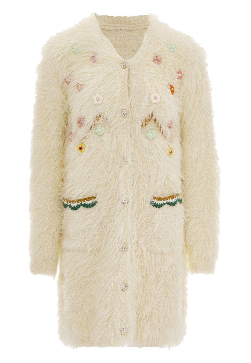 Cardigan crema soffice con ricami floreali in colori pastello, due tasche e bottoni decorativi. Il tessuto testurizzato crea un aspetto morbido.