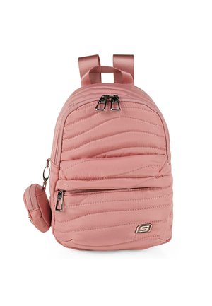 Mochila rosa con un diseño acolchado, que cuenta con una textura ondulada, cremalleras dobles, bolsillo frontal y un compartimento lateral para llevar. Material: tela duradera.