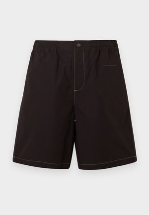 Shorts de bain noirs en tissu léger, dotés d'une taille élastique, d'une fermeture à bouton, de coutures blanches et de poches latérales.