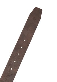 Brūns ādas pulksteņa siksniņa ar teksturētu virsmu, šaura gala un piecām regulēšanas atverēm. Iezīmēta ar smalku reljefu logotipa detalizāciju.